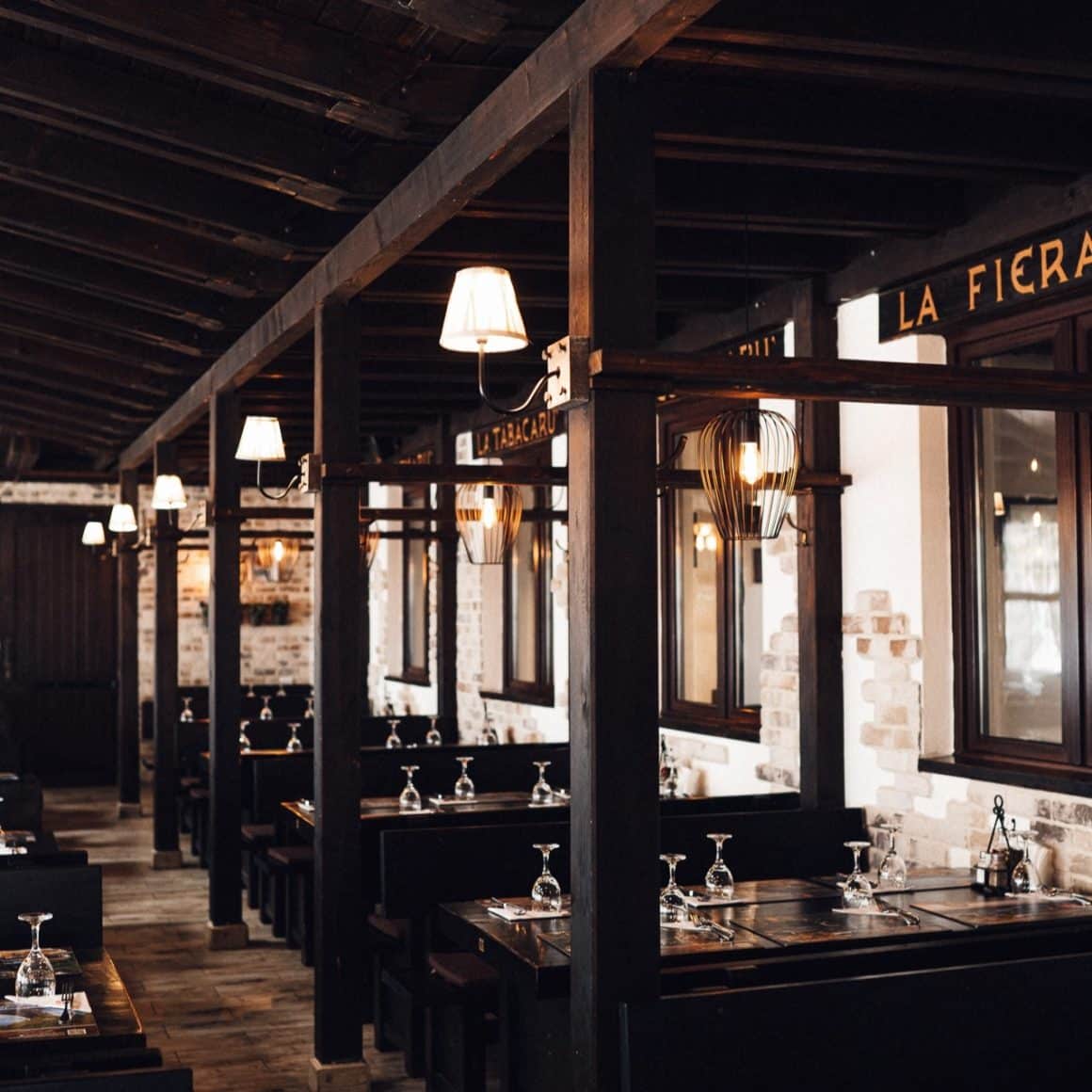 mese din restaurant taverna sârbului, cu specific sârbesc