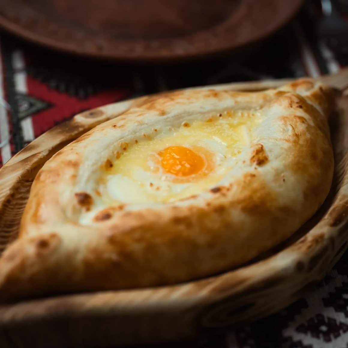 Haciapuri Adjarian, un fel de placinta cu branza cu ou