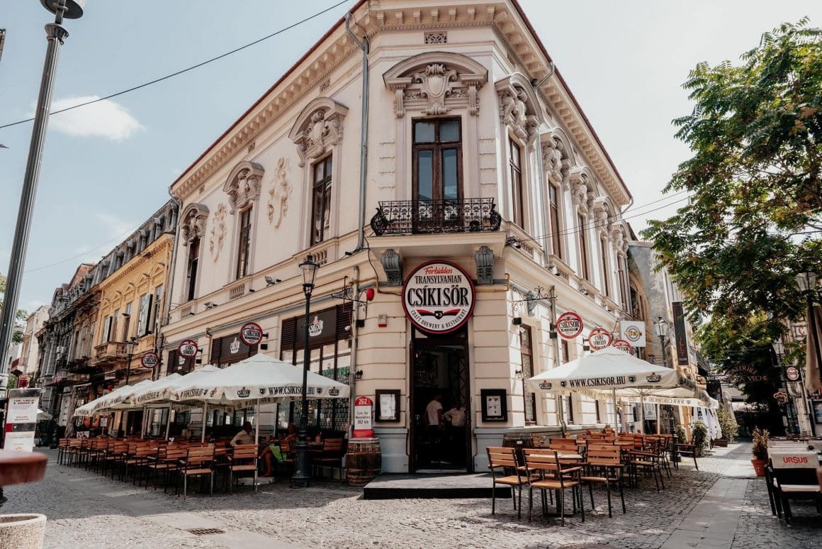 restaurant Csíki Sör Brewery & Restaurant din Centrul vechi, Bucuresti, fotografiat din afara, cu mese pe terasa
