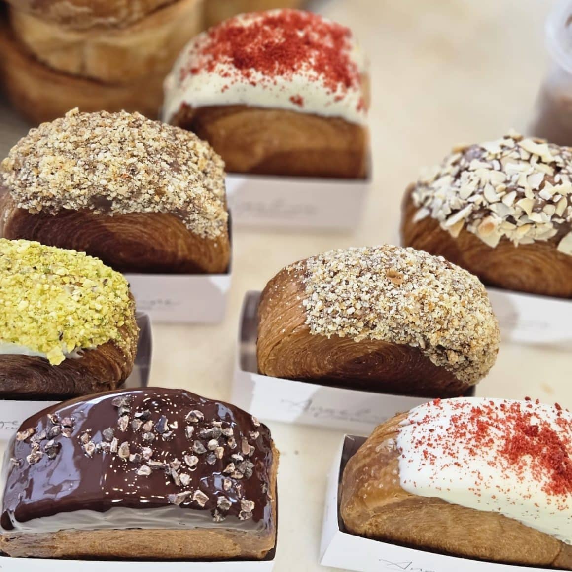 mai multe sortimente de new york rolls, cu glazura diferita