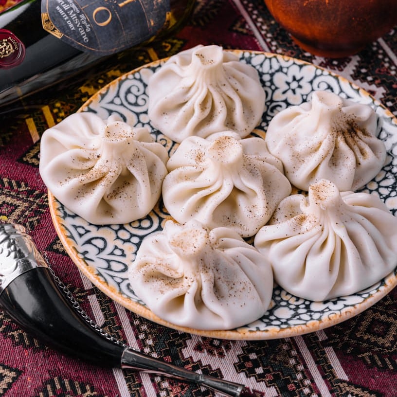 Hincali cu carne, un fel de coltunasi din buacatria georgiana. Taverna Georgia. Restaurante etnice cu specific deosebit