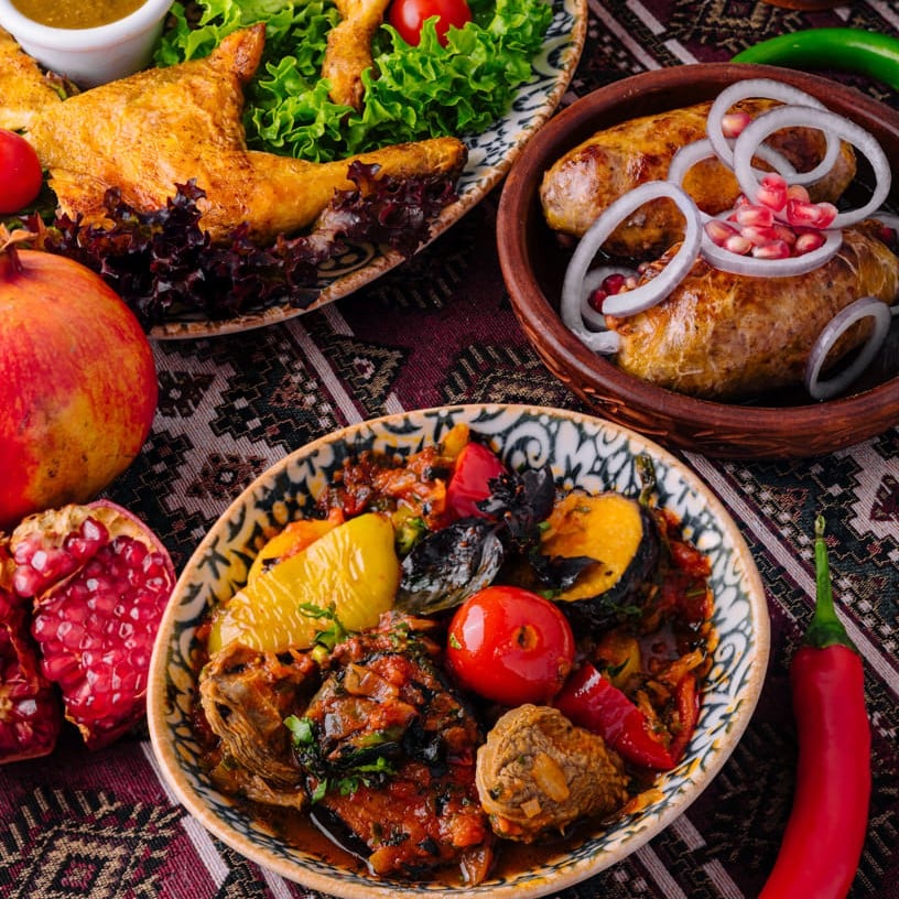 Coaste de miel cu cartofi, rosii si ceapa. Cianahi. Taverna Georgia