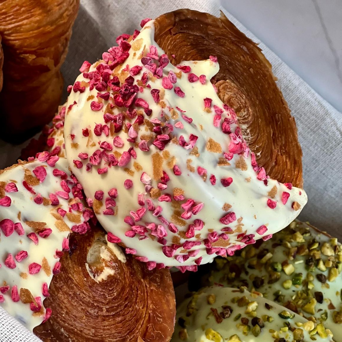 New york rolls cu vanilie si fulgi de zmeura