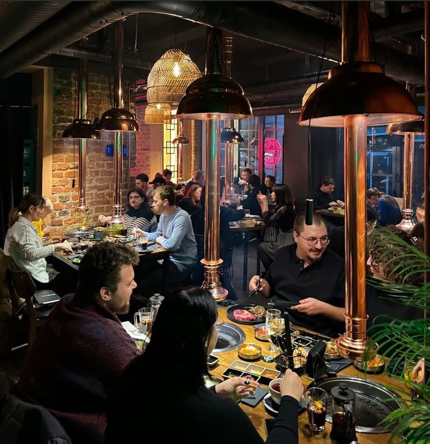 Oameni care iau masa, seara, la restaurant Jeonjuu