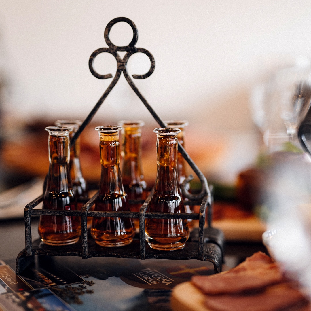 sticlute cu Šljivovica la Taverna Sârbului