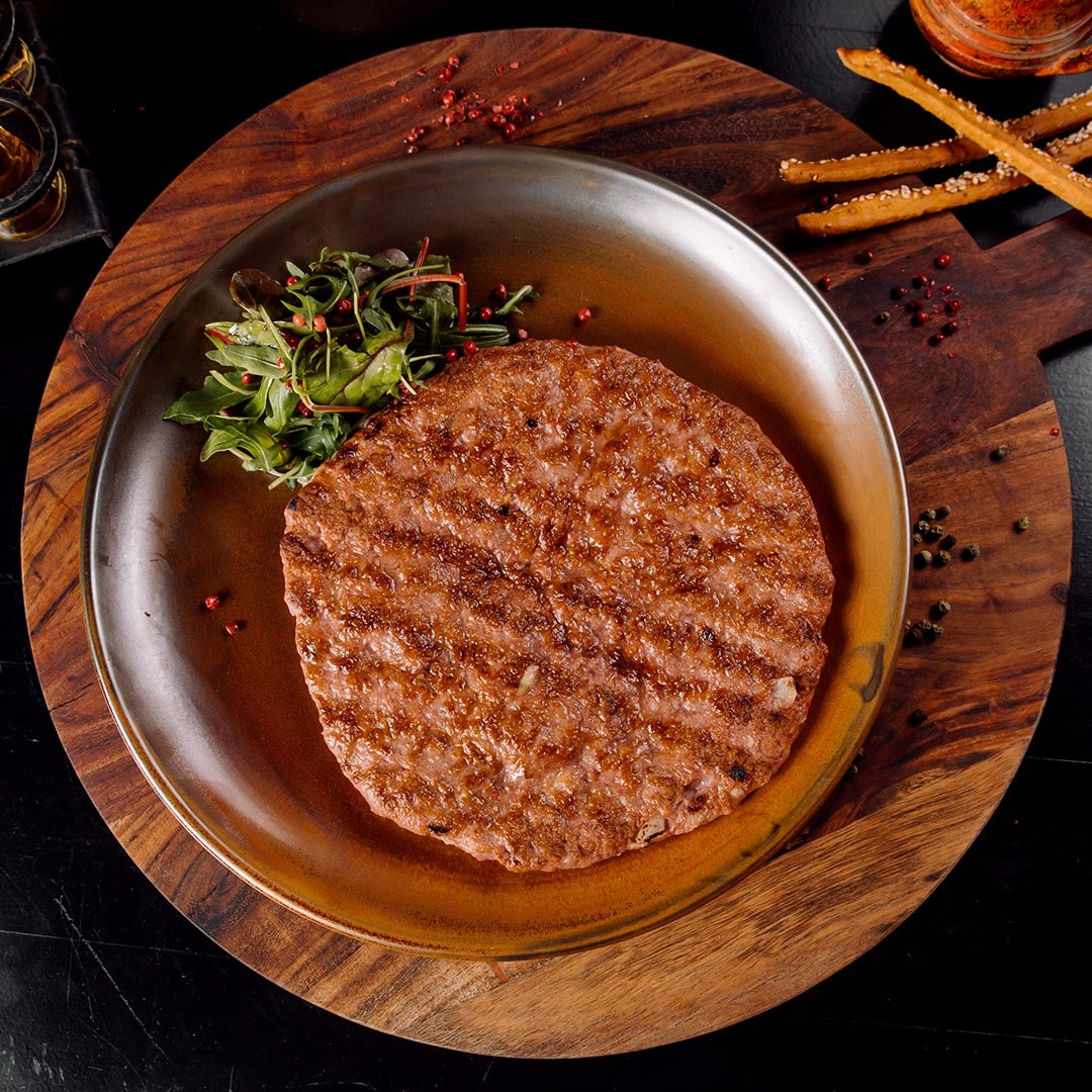 Pljeskavica servita in farfurie de inox la restaurant Taverna Sârbului. Restaurante etnice cu specific deosebit. restaurante sârbești