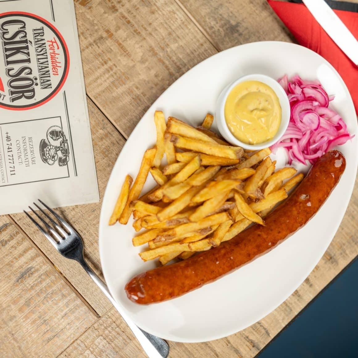 carnati sasesti serviti cu cartofi prajiti si mustar la restaurant Csíki Sör