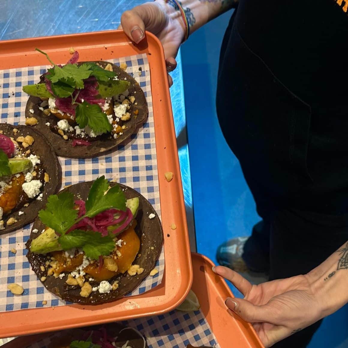 3 farfurii cu tacos de la MAT București, servite pe o tava