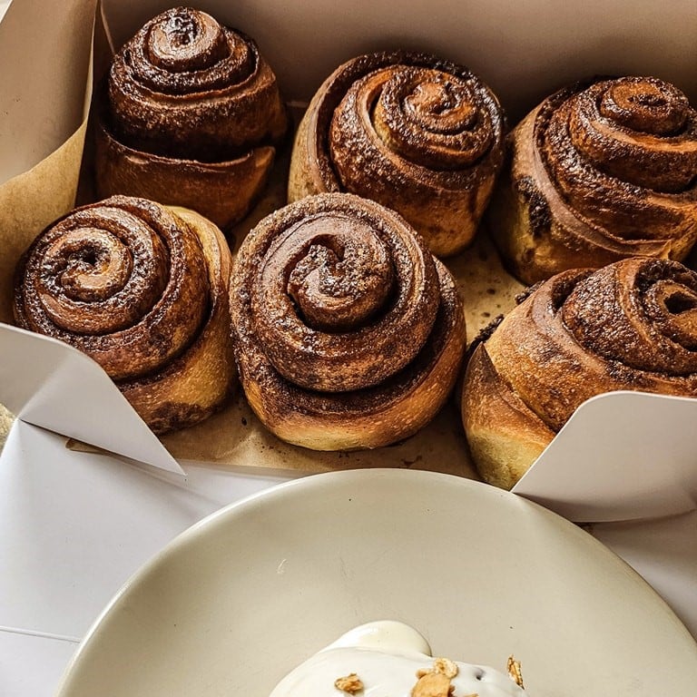 cinnamon rolls clasic, cu scortisoara de la Bakings Bucuresti