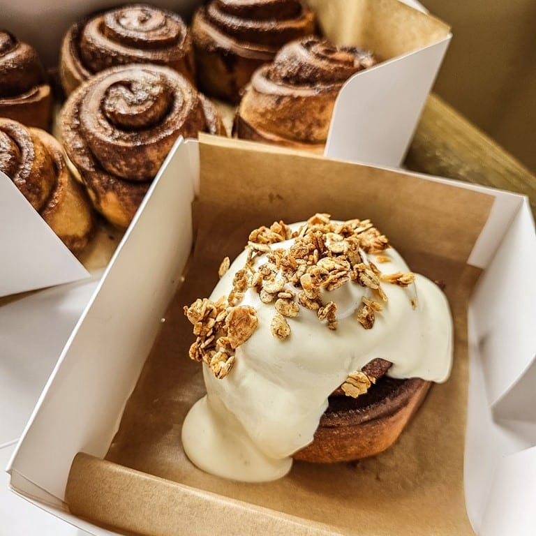 cinnamon rolls cu caramel sărat și nuci pecan