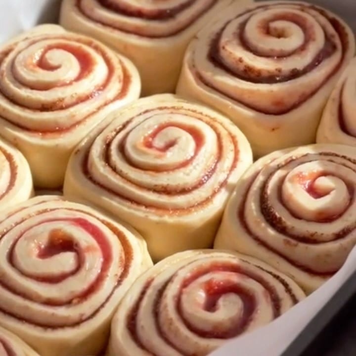 cinnamon rolls necoapte, puse in tava pentru a fi gatite
