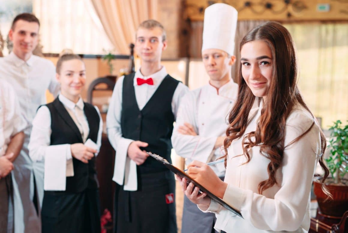 grup de angajati dintr-o pensiune - cameriste si bucatari. Asigurări și beneficii pentru angajați