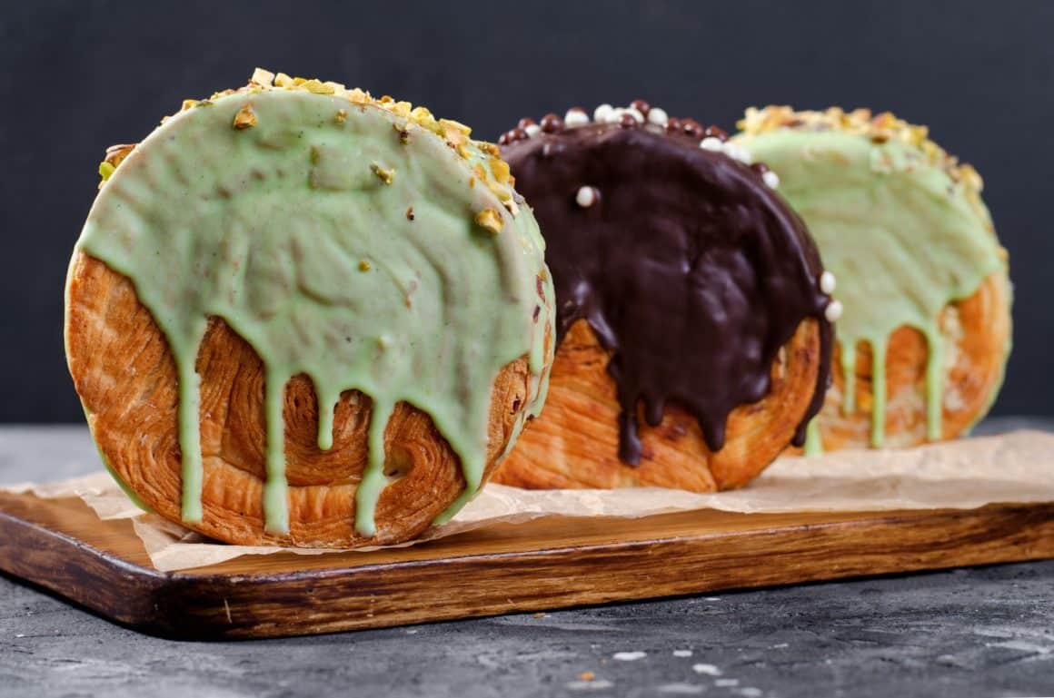 close up cu 3 tipuri de new york rolls, cu glazura de fistic si ciocolata