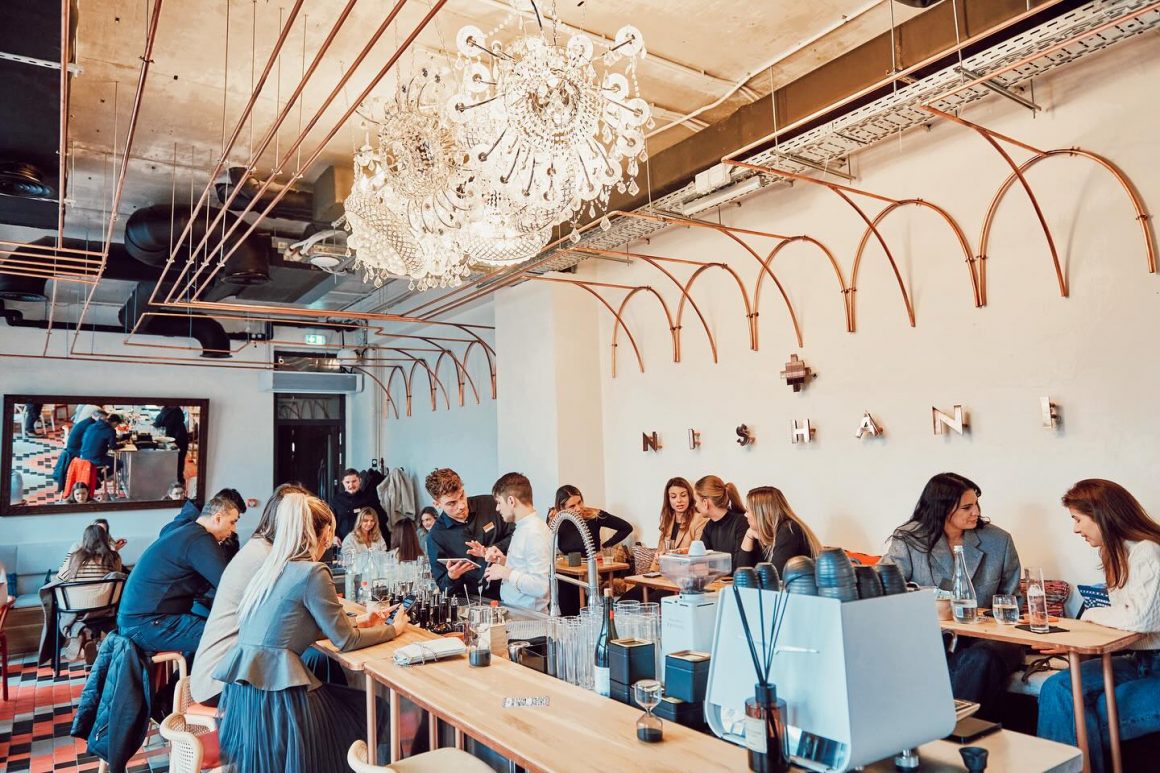 Mai multi oameni iau masa in restaurant Nishani, cu specific aroman, in timpul zilei. Restaurante etnice cu specific deosebit. restaurant aroman. restaurant machedonesc