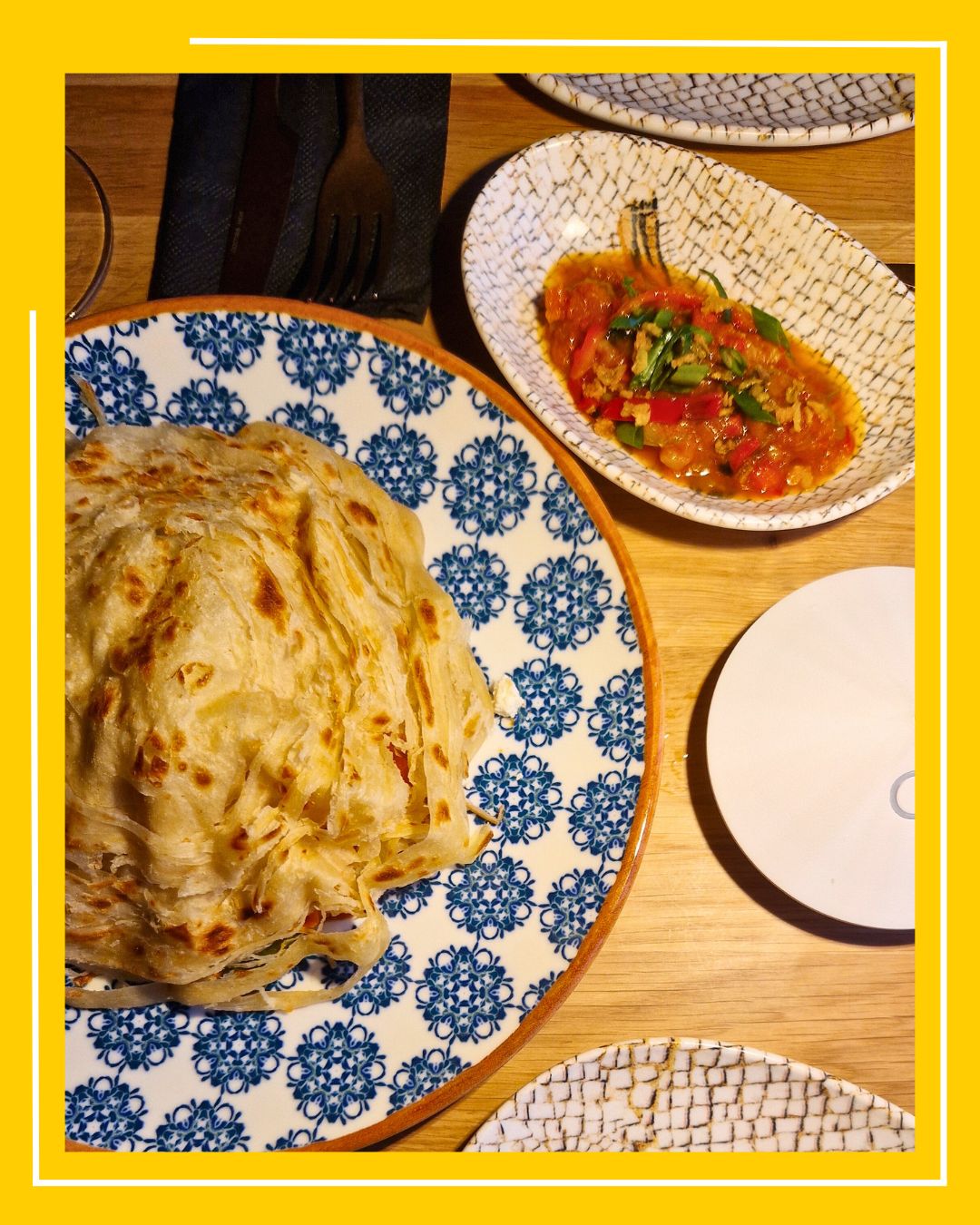 Asortiment de unsori cu ajvar, luteniță, zacuscă și iahnie de fasole servite cu pită franjuri