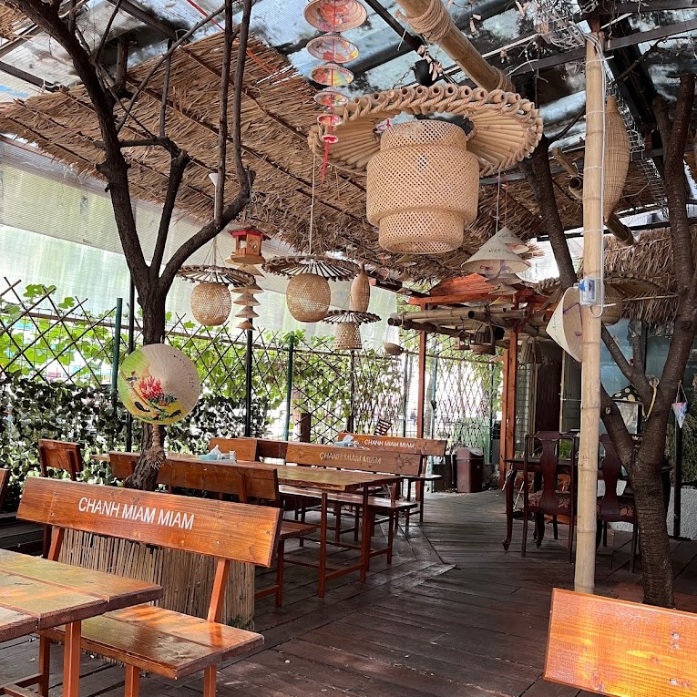 Imagine de pe terasa restaurantului Chanh Miam Miam, restaurant cu specific coreean din București. Restaurante etnice cu specific deosebit din București. Restaurant vietnamez