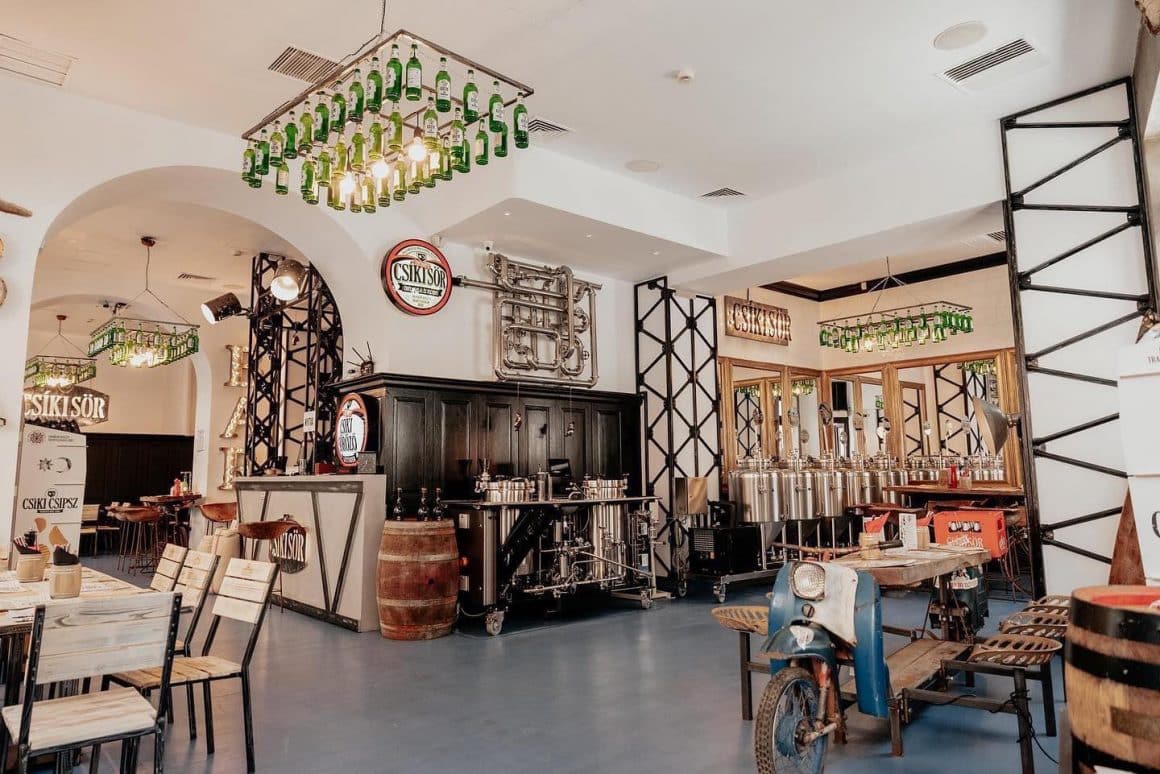interiorul berăriei Csíki Sör Brewery & Rest, decorat modern, cu candelabre din sticle de bere. Restaurante etnice cu specific deosebit. Restaurant unguresc