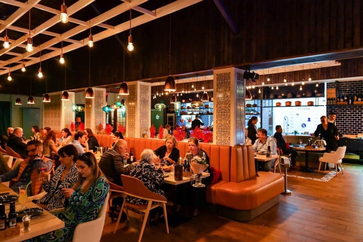 Mai multi oameni iau cina, seara, in restaurant Dancing Lobster din bucurești. Restaurante etnice cu specific deosebit din București. Restaurant portughez.