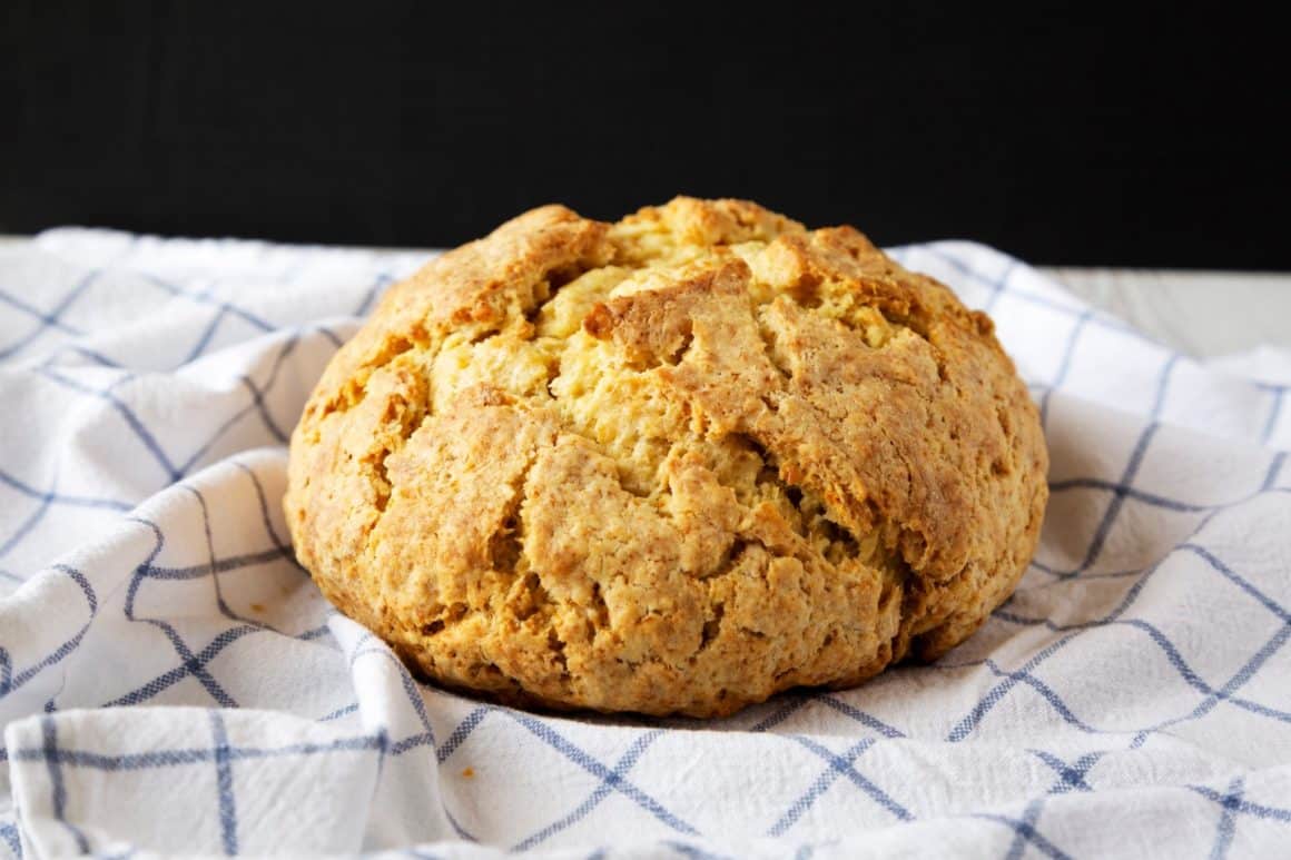 Irish Soda Bread (pâine irlandeză cu bicarbonat de sodiu și lapte bătut)