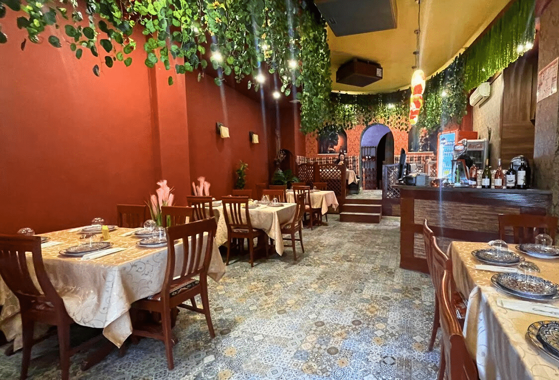 mese in restaurant Isha, cu specific nepalez. Restaurante etnice cu specific deosebit din București.