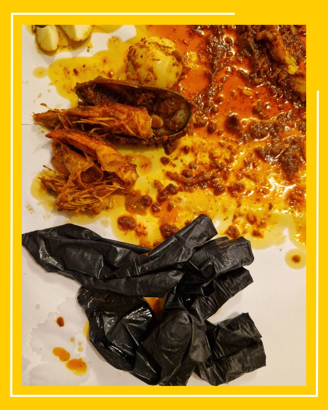 Close up cu un platou de fructe de mare si o pereche de manusi negre de unica folosinta