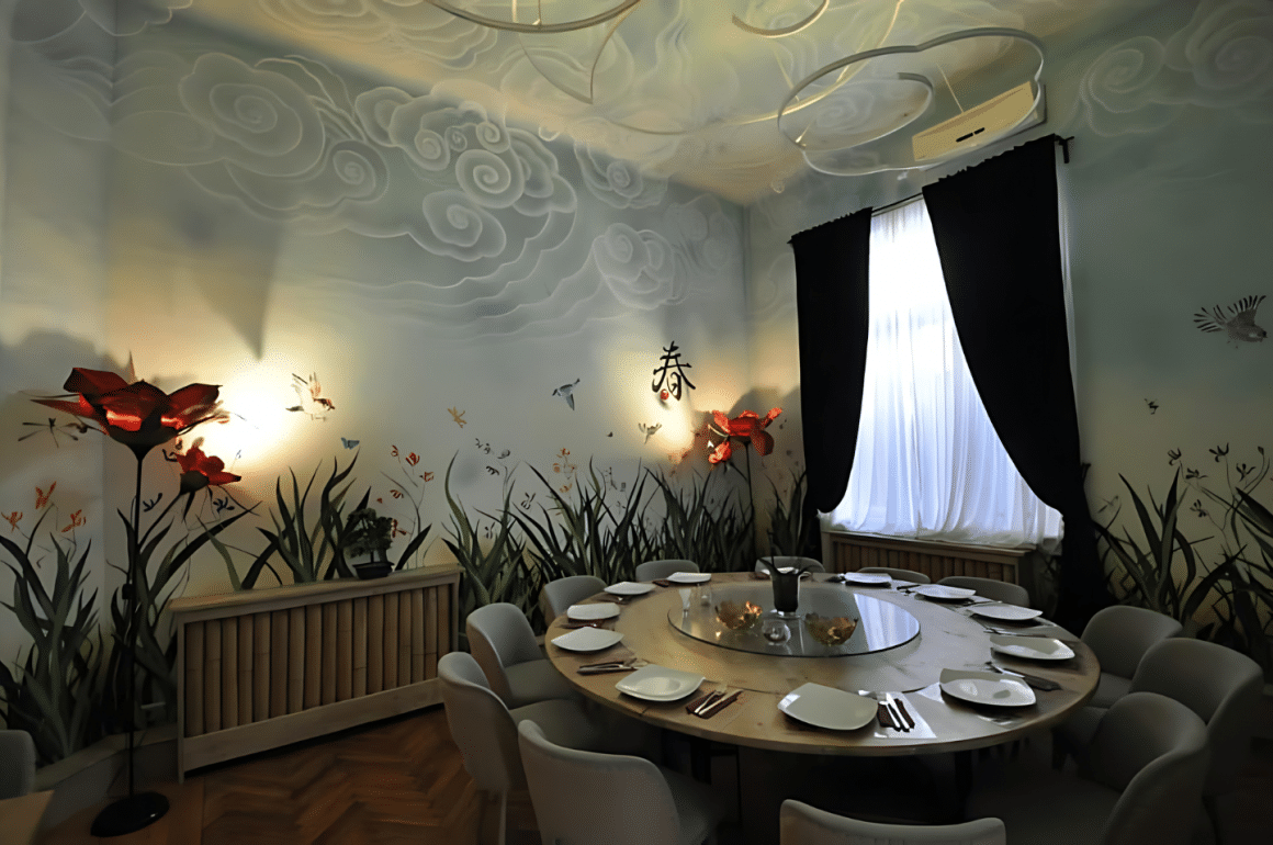 Incapere din restaurant Peng You, cu o masa mare rotunda in mijloc
