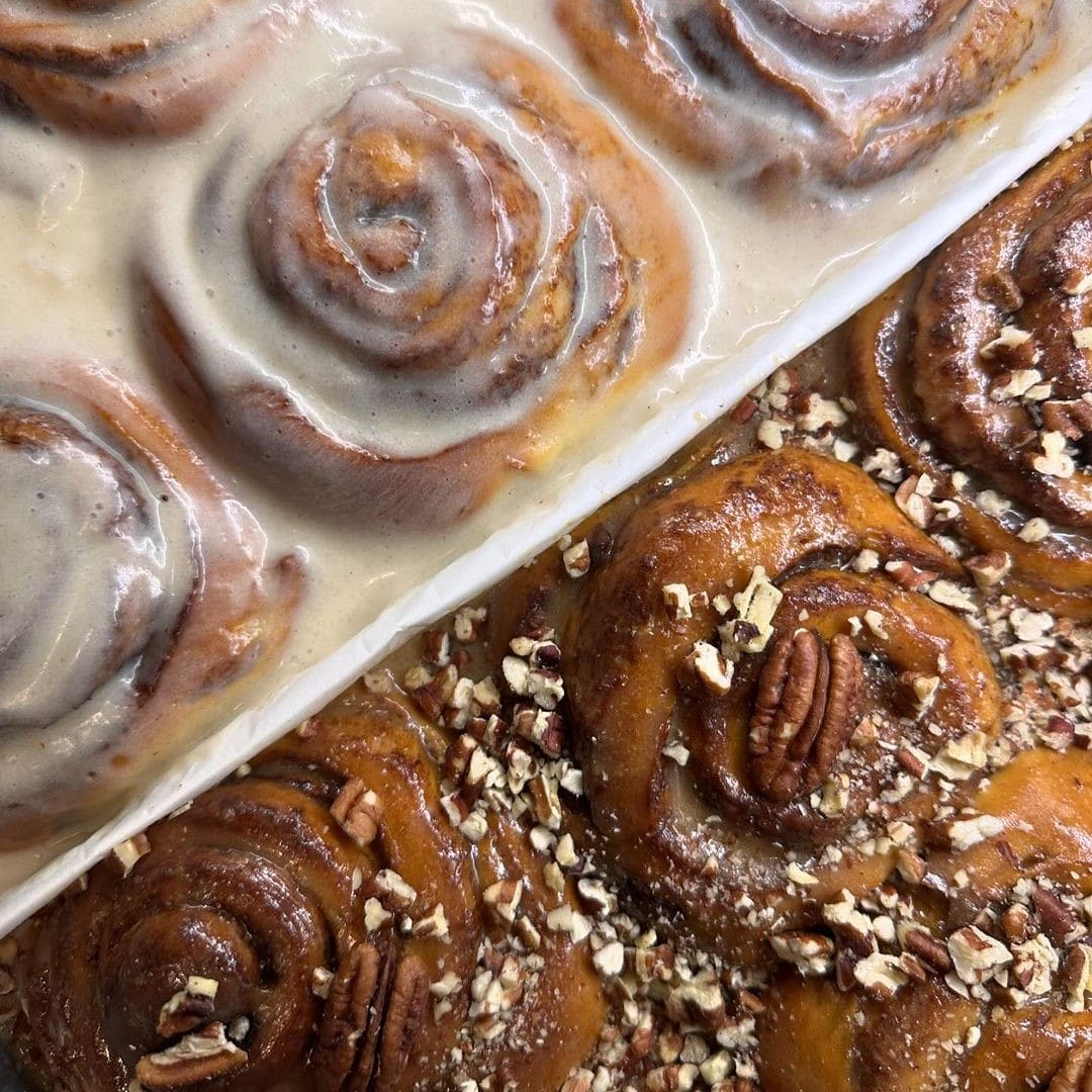 Cinnamon Rolls de la Cravings by Cookies & Friends București