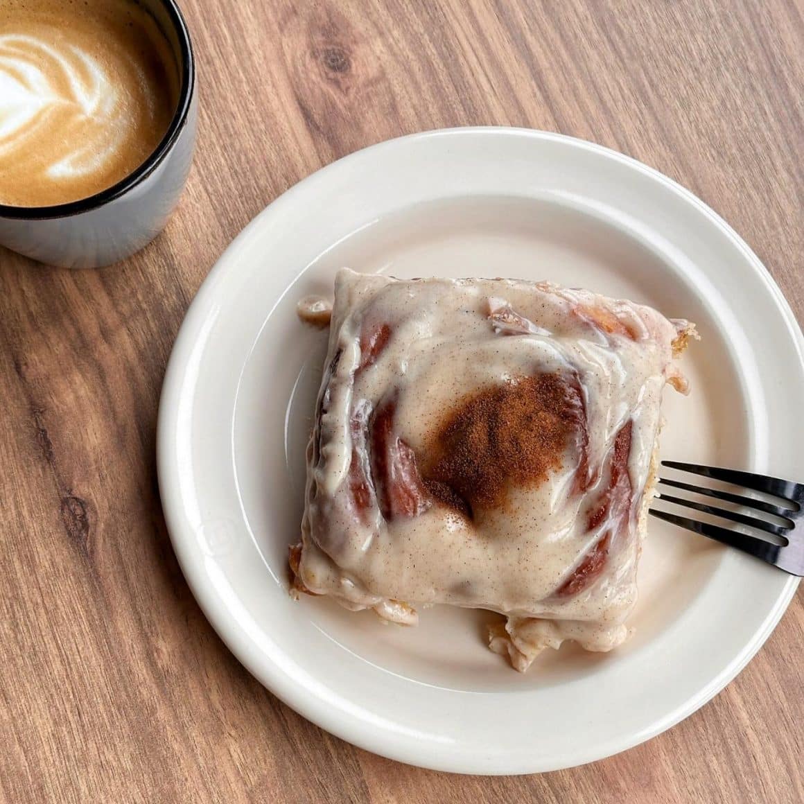 o afarfurie fotografiata de sus, cu o prajitura glazurata