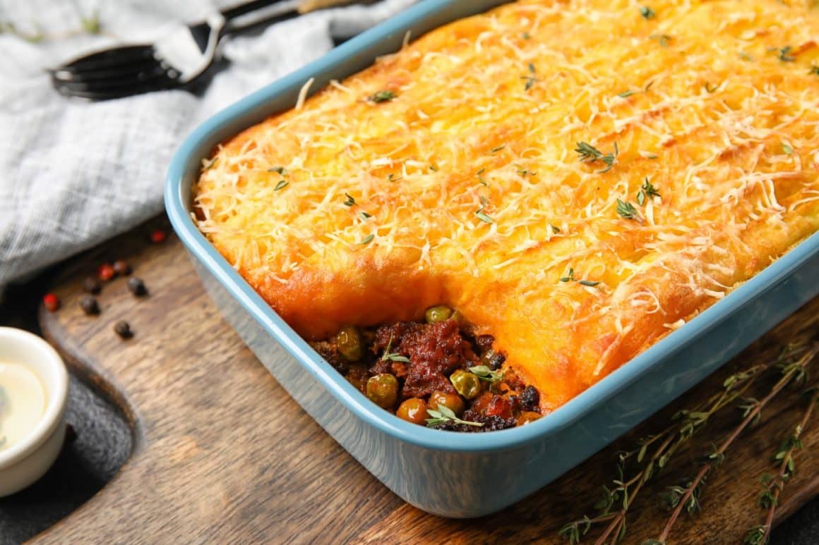 Shepherd's Pie. „Plăcinta păstorului” e un fel de musaca din carne tocată de miel, îmbinată cu legume și condimente, apoi coaptă până când stratul superior de cartofi devine auriu și crocant. Mâncare irlandeză