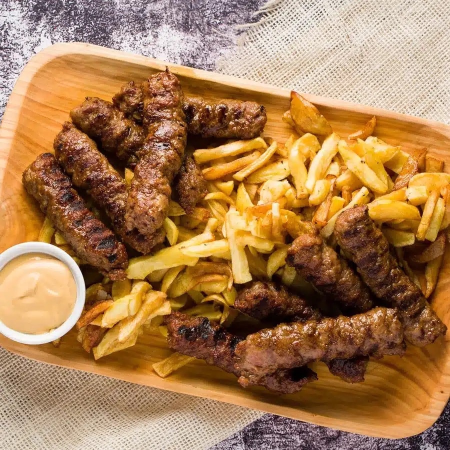 Platou cu mici si cartofi prajiti de la restaurant La Mama București