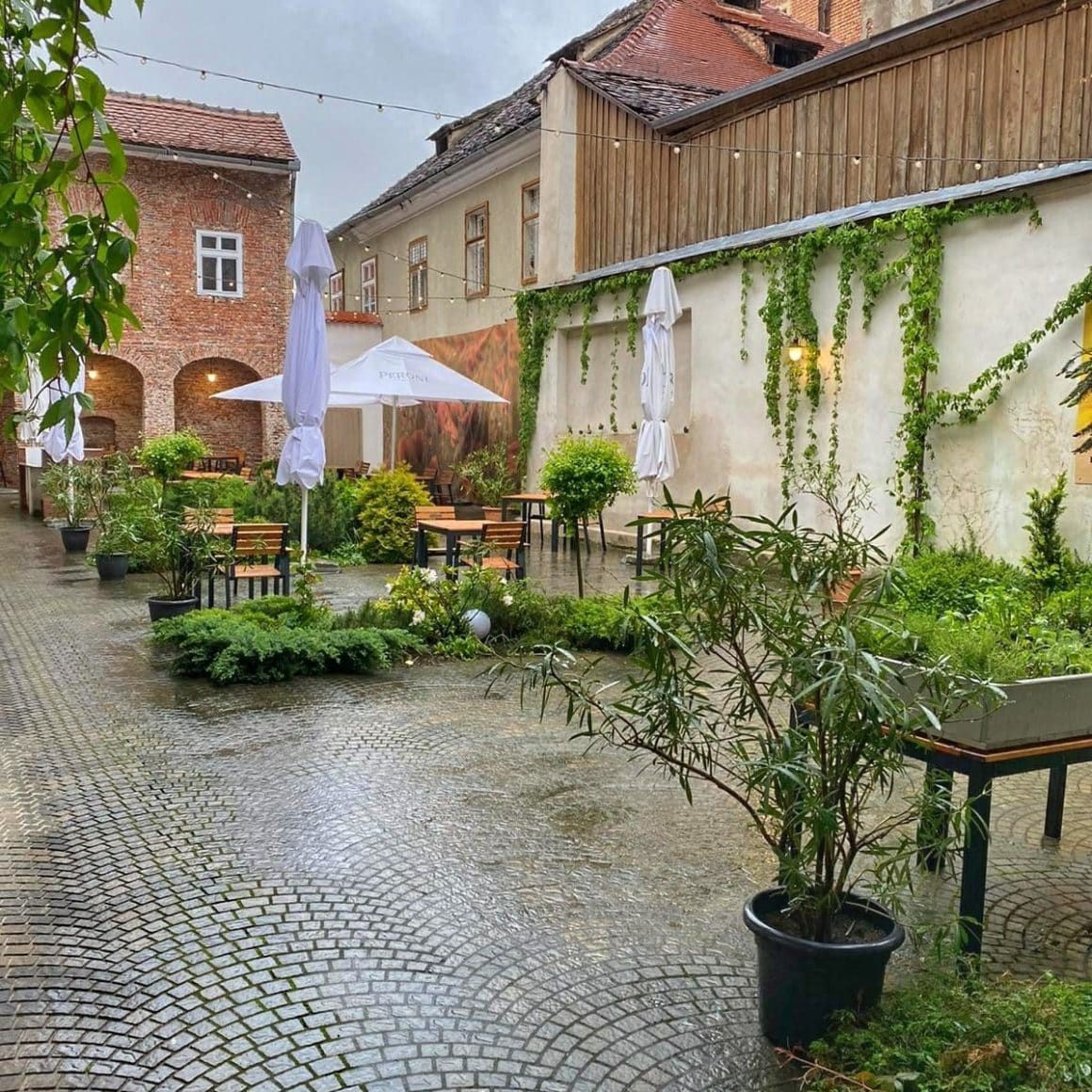 terasa restaurant Jules Bistro, unul dintre cele mai bune restaurante din Sibiu