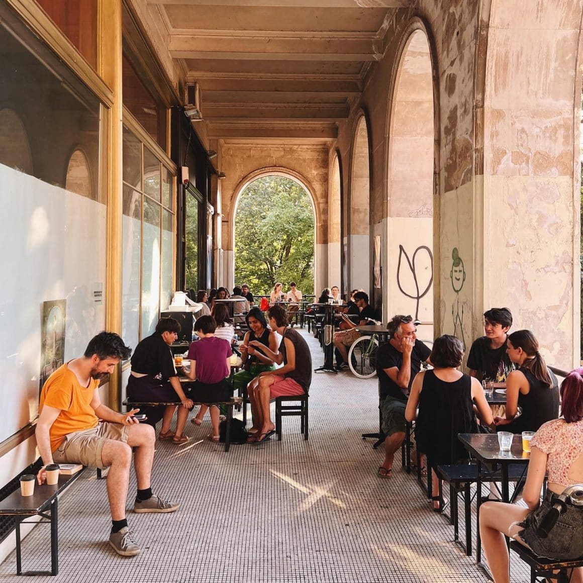 mai multi oameni iau masa pe terasa la Artichoke social house. Cafenele București