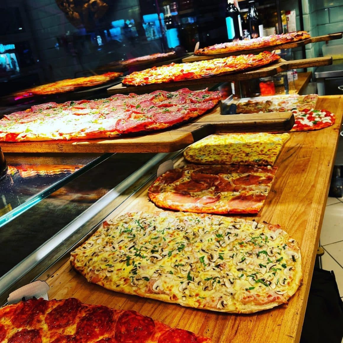 mai multe tipuri de pizza, pe blat la Latin Pizza