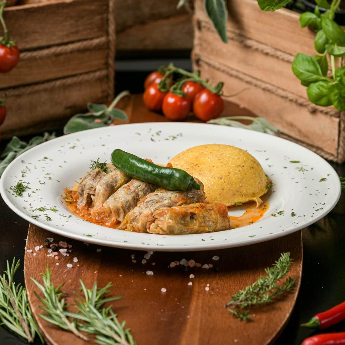 farfurie cu sarmale de porc, mamaliga si ardei iute verde de la Zexe Zahana