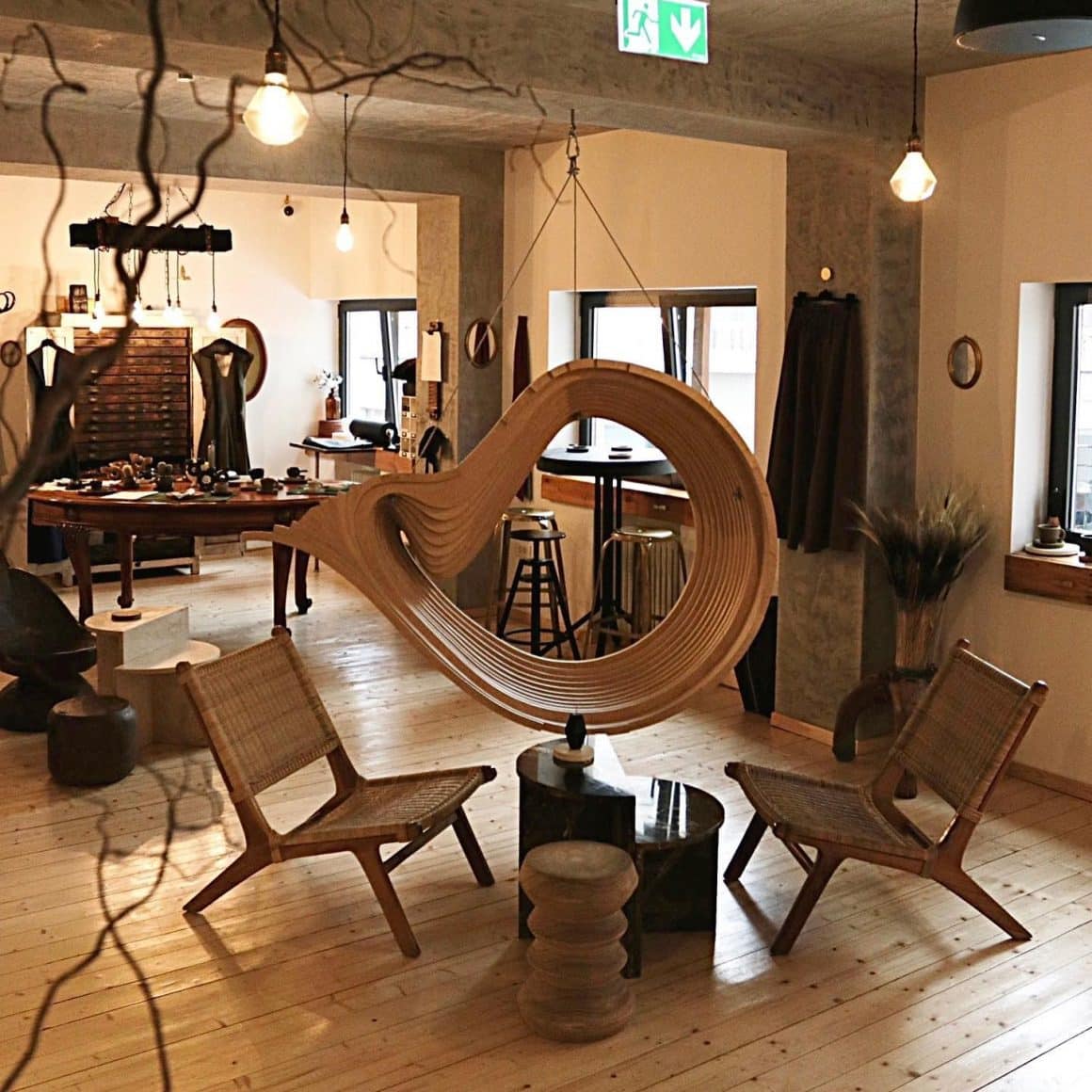 2 scaune si un balansoar din lemn la Eshte Bucuresti