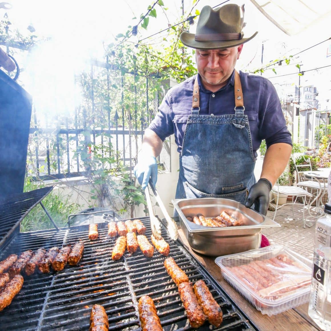 Marius Tudosiei face mici pe grătar de 1 mai la Bacania Veche. Cei mai buni mici din Bucuresti