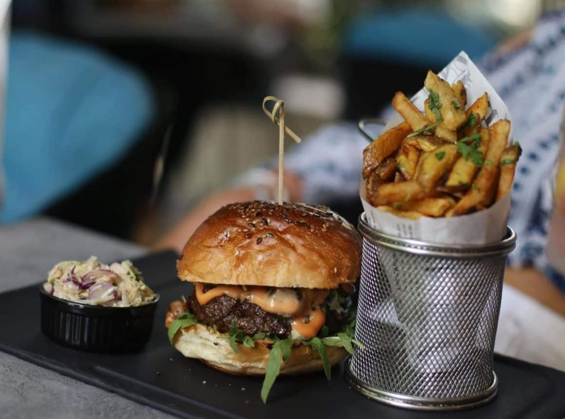 burger cu cartofi prăjiti de la B3TON Burger. Cei mai buni burgeri din București