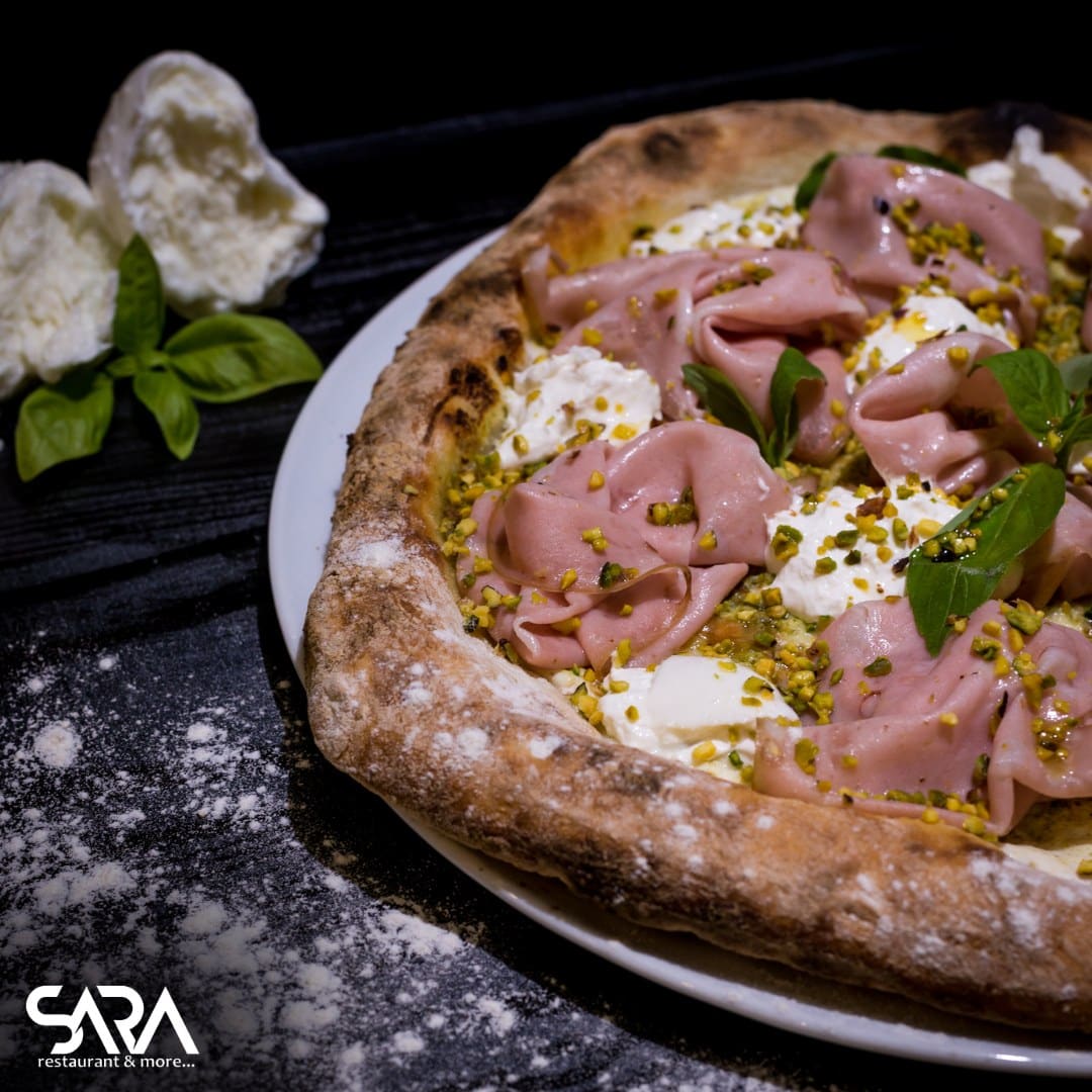 pinsa cu prosciutto si busuioc la sara restaurant floreasca