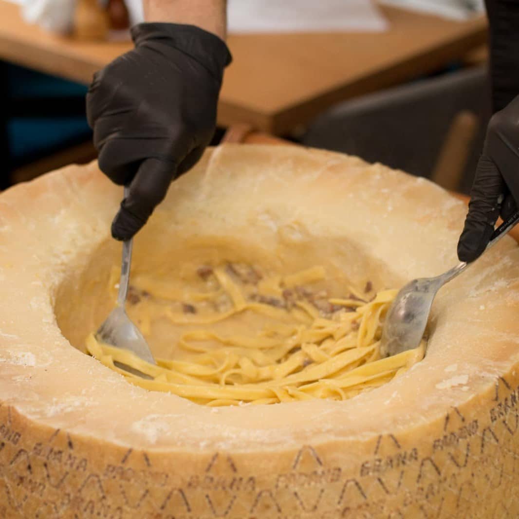 roata mare d eparmezan in care se amesteca paste