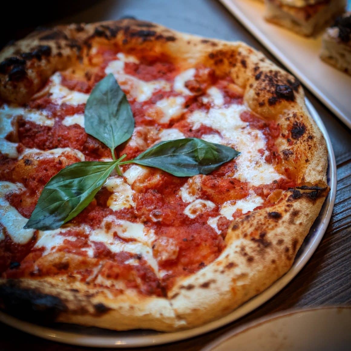 pizza cu blat rumen, Sos de roșii San Marzano, mozzarella de bivoliță, busuioc proaspăt, parmezan Parmigiano Reggiano de la PizzaMania București. Cea mai bună pizza din București