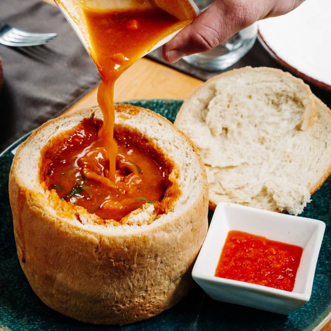 ciorbă caldă în pâine