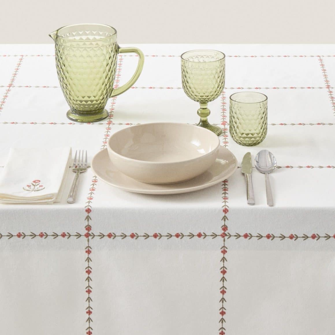 fata de masa din bumbac cu broderii florarel de la Zara Home, ca accesorii la masa de Paște. Decorațiuni pentru masa de Paște