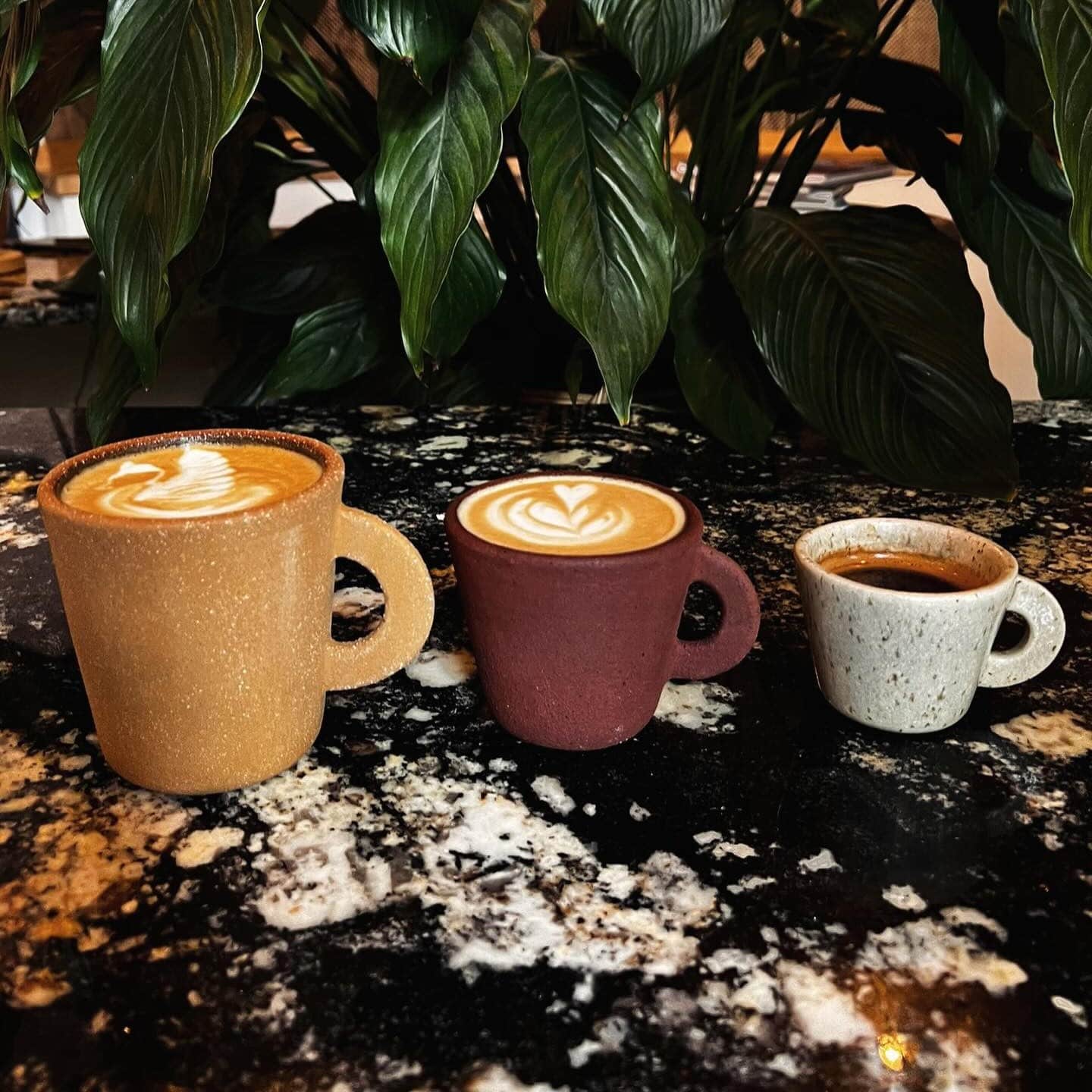 3 cesti de ceramica de marimi si culori diferite la ESHTE. Cafeneșe București