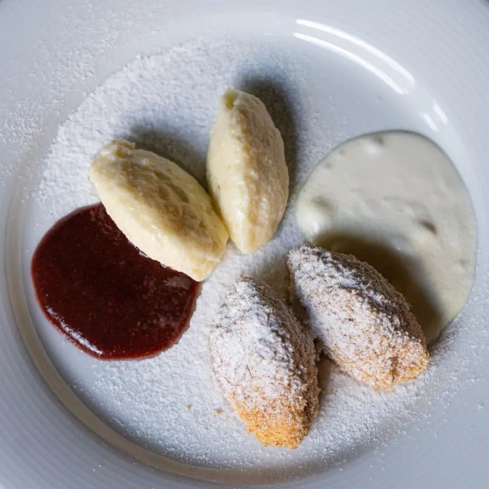 Găluște cu brânză de vaci- cu sos de prune și cu pesmet prăjit în unt