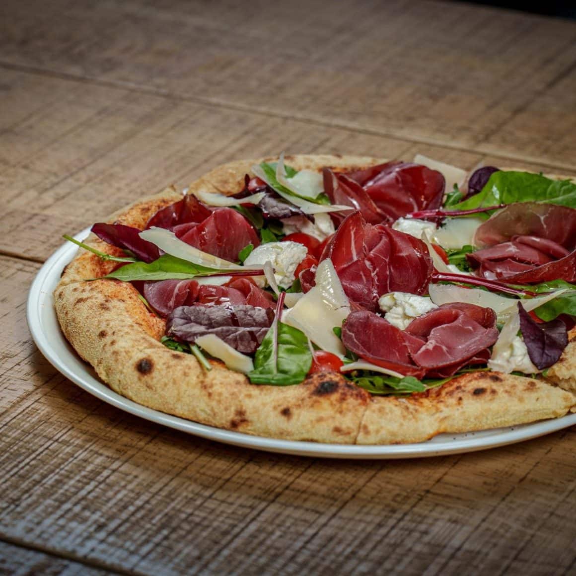 pizza cu prosciutto crudo, rucolla si mozzarela