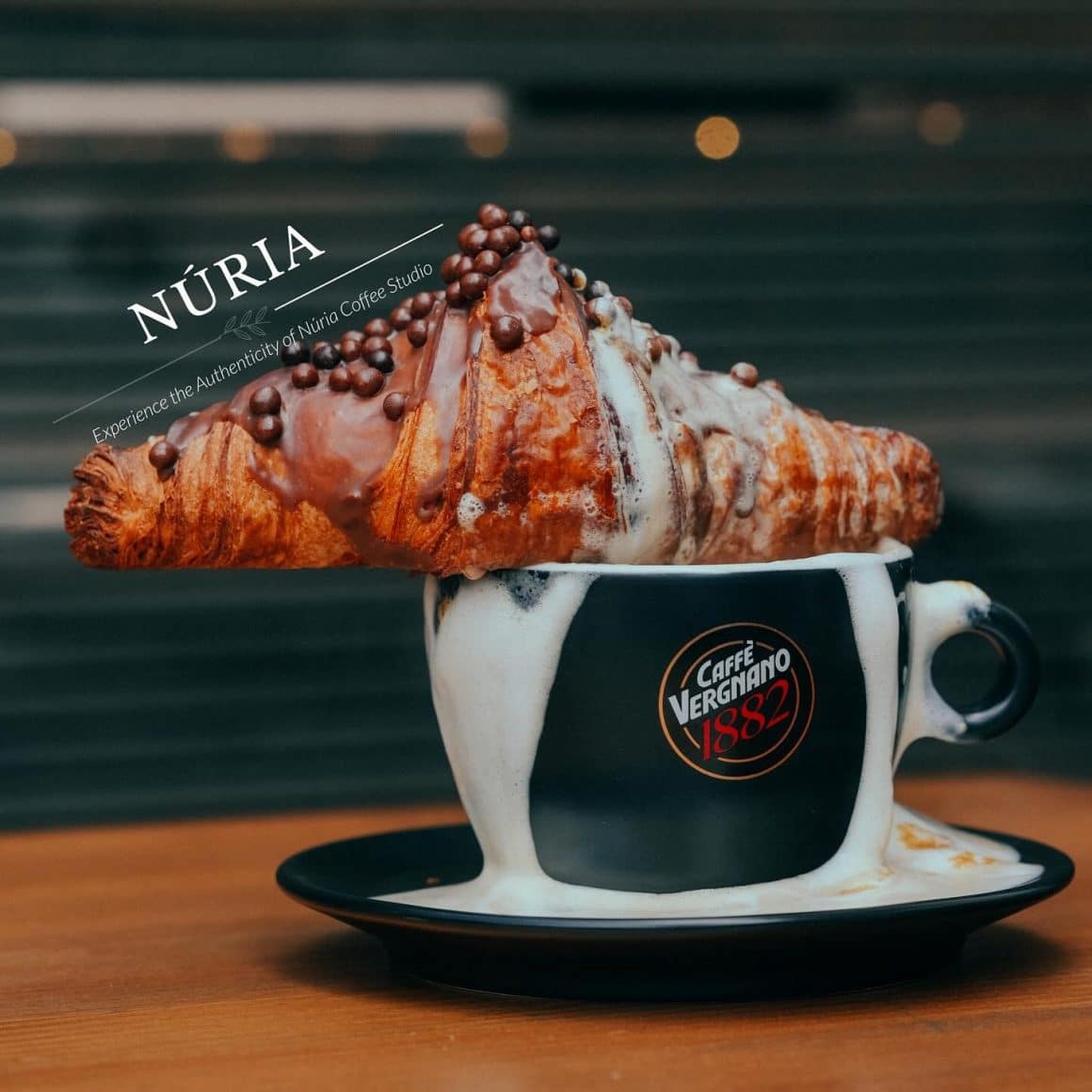 croissant si cafea de la caffe vergnano la Nuria, cafenele bucurești