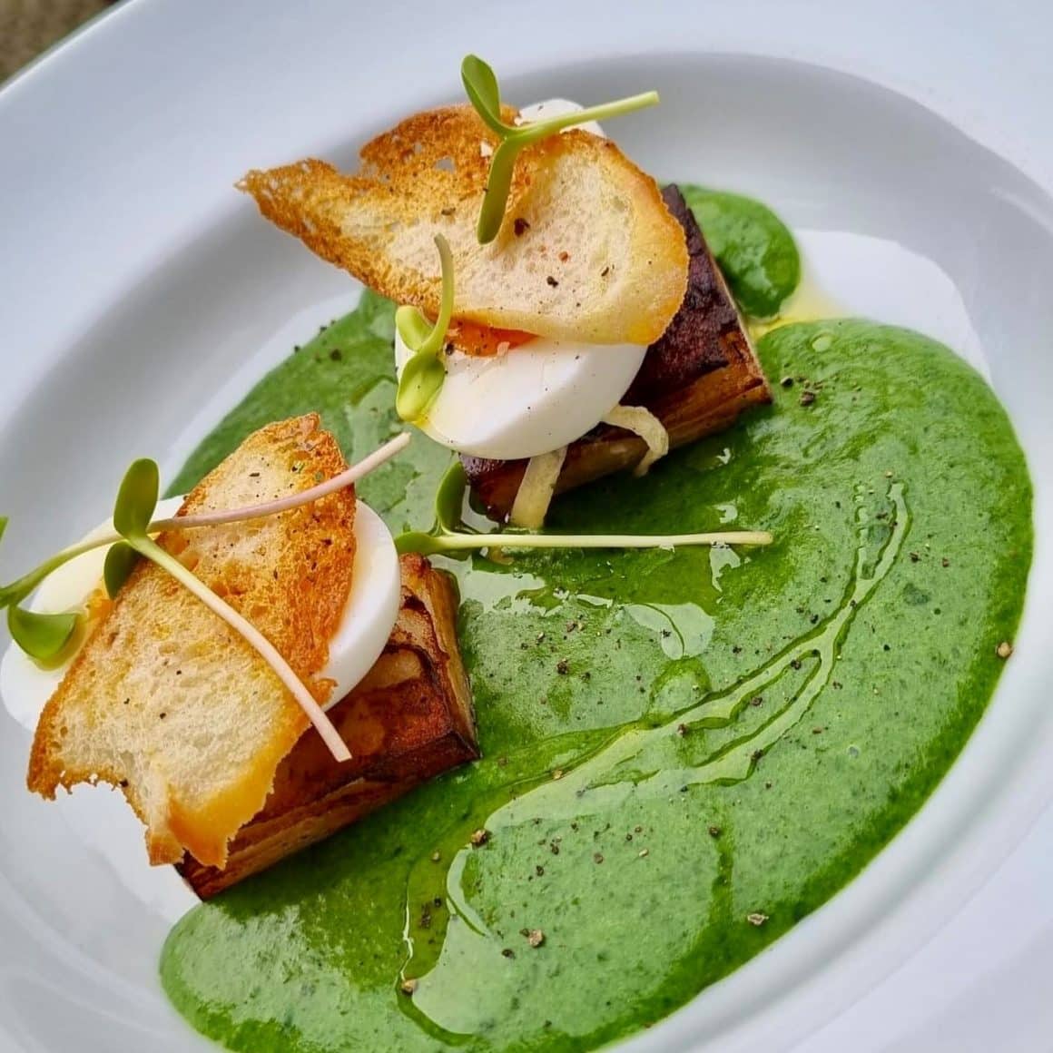 spanac, cartofi prăjiți, ou…in interpretare moderna la restaurant Joules Bistro