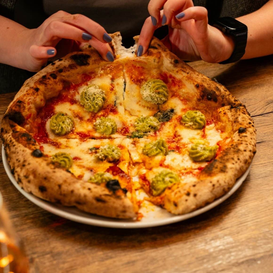Pizza Dolores – cu roșii napoletane fior di latte, chorizo, guacamole și grana padano de la Mamizza, cea mai bună pizza din București