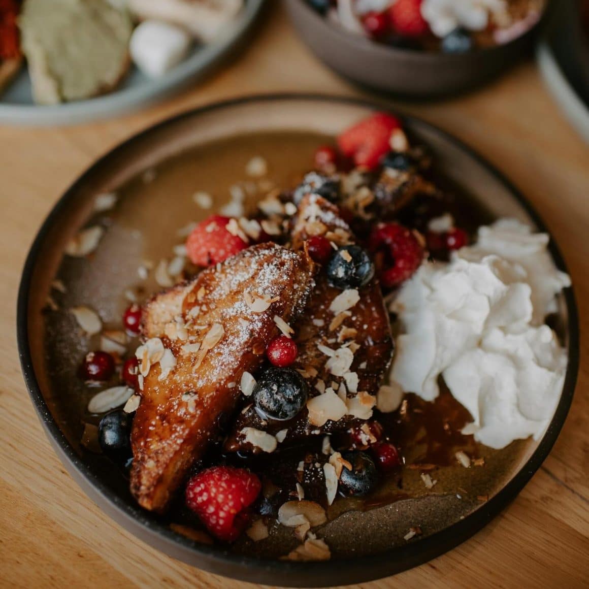 Pain Perdu cu fructe de padure de la Lumos restaurante Sibiu