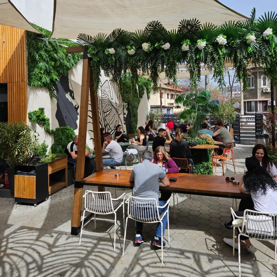 mai multi oameni vara, pe terasa la Handsome Monk Bucuretști